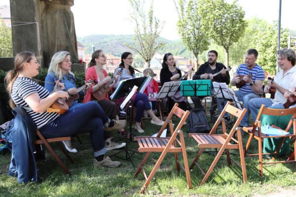 Ukulenka - Kurz ukulele - společné hraní venku