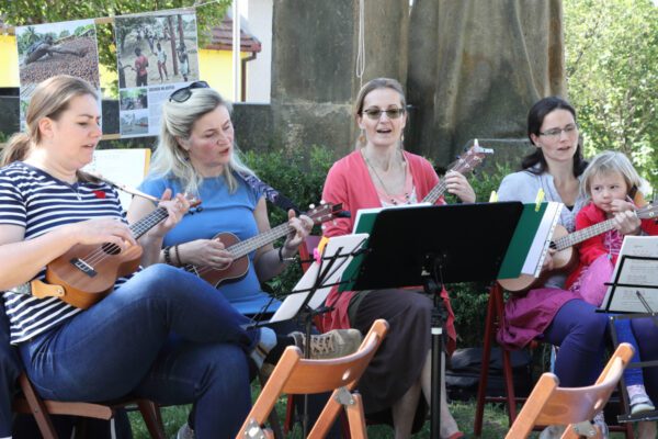 Ukulenka - Kurz ukulele - společné hraní venku