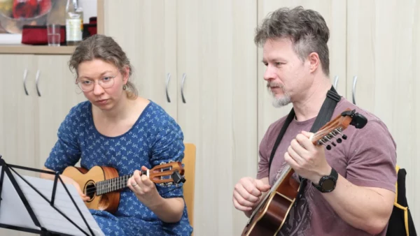 Ukulenka - ukulele workshop - soustředění při hraní